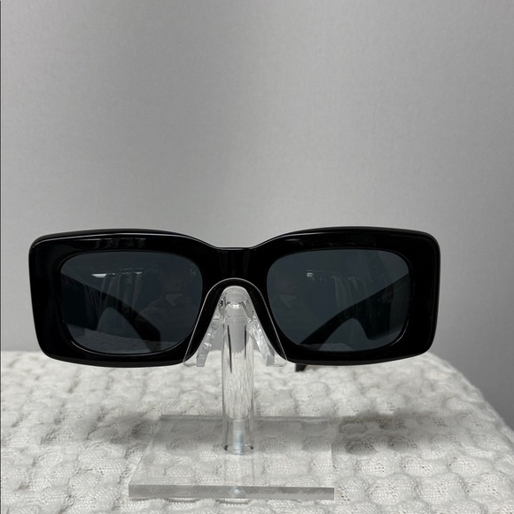 Versace Black Sunglasses with Rectangular Frame - Picture 8 of 9